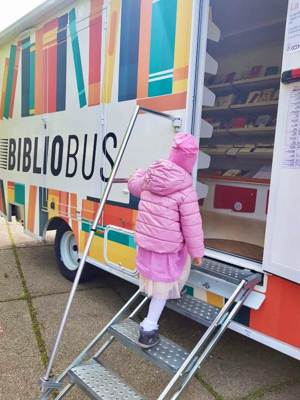 Bimba della San Marco che sale nel Bibliobus