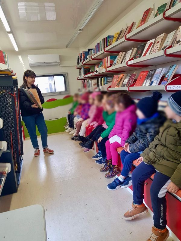 Bimbi della Materna San Marco dentro al bibliobus